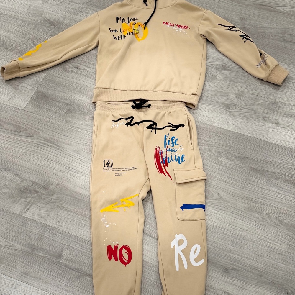 Noizz Beige Sweatshirt and Joggers Set